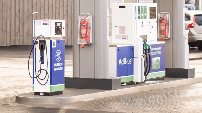 Pourable windshield fluid